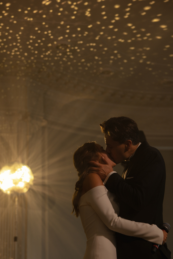 Трогательная свадьба в итальянской эстетике в особняке