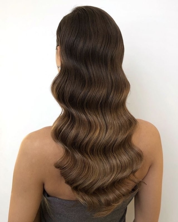 Актуальные идеи для вечерних причесок от стилиста