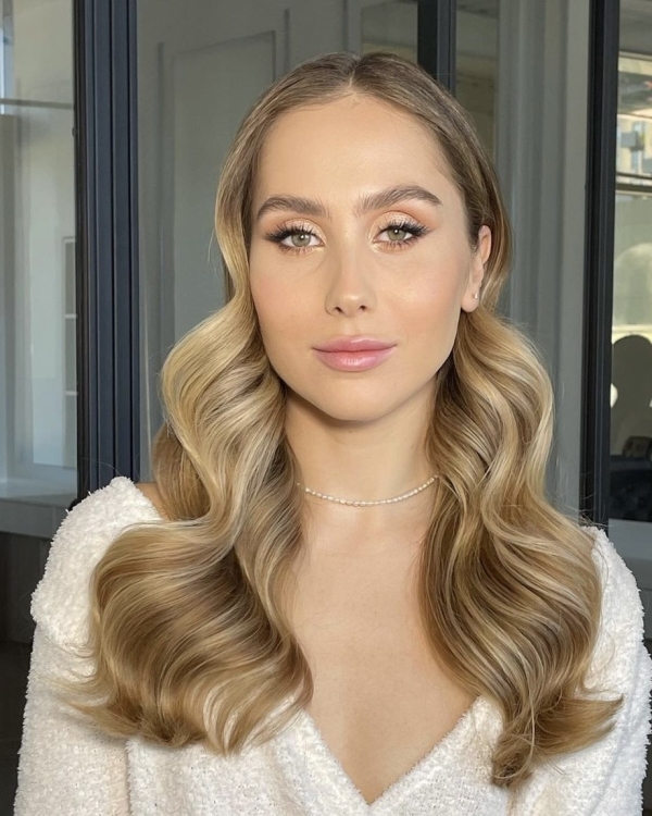 Актуальные идеи для вечерних причесок от стилиста