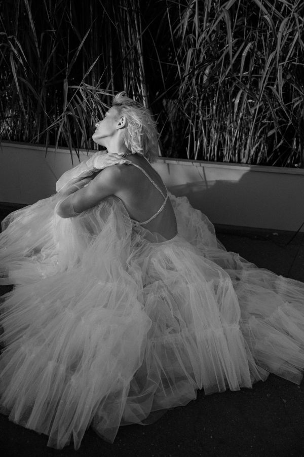 Модная свадебная съемка для неформальной пары от