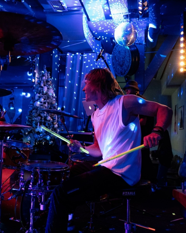 Какую шоу-программу заказать на Новый год 2023?