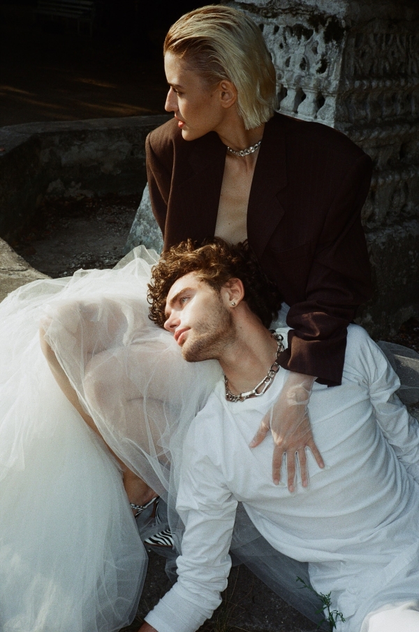 Модная свадебная съемка для неформальной пары от