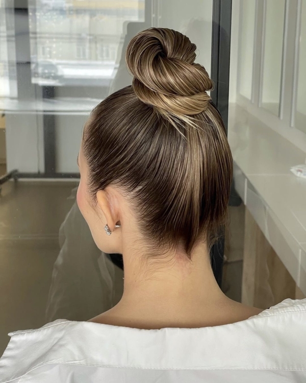 Актуальные идеи для вечерних причесок от стилиста