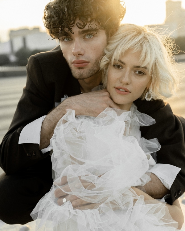 Модная свадебная съемка для неформальной пары от