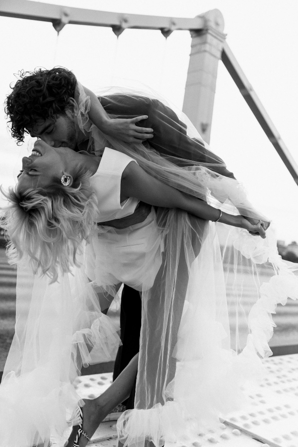 Модная свадебная съемка для неформальной пары от