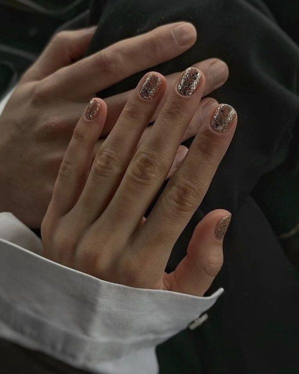 Какой маникюр делать на Новый год 2023