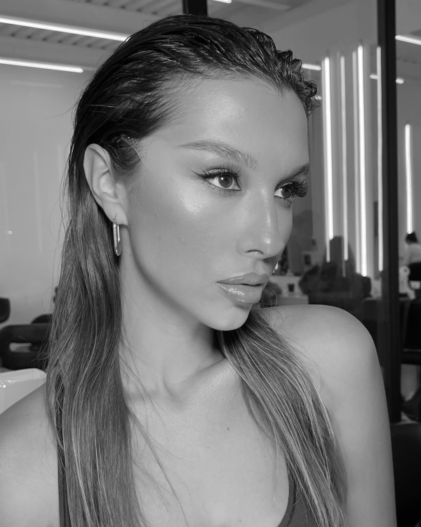 Актуальные идеи для вечерних причесок от стилиста