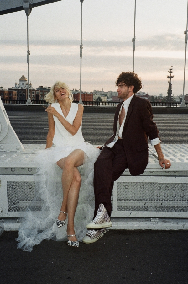 Модная свадебная съемка для неформальной пары от