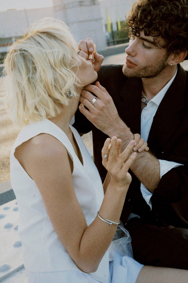 Модная свадебная съемка для неформальной пары от