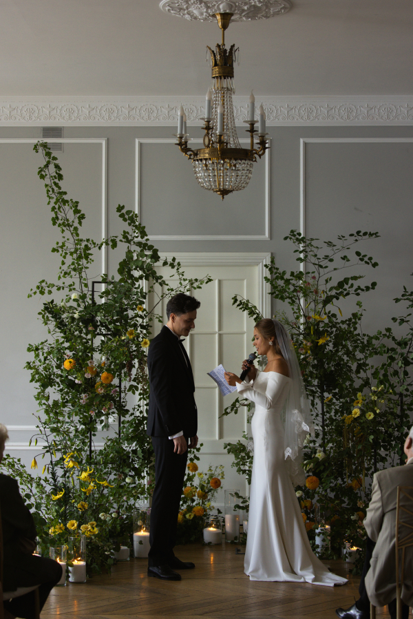 Трогательная свадьба в итальянской эстетике в особняке