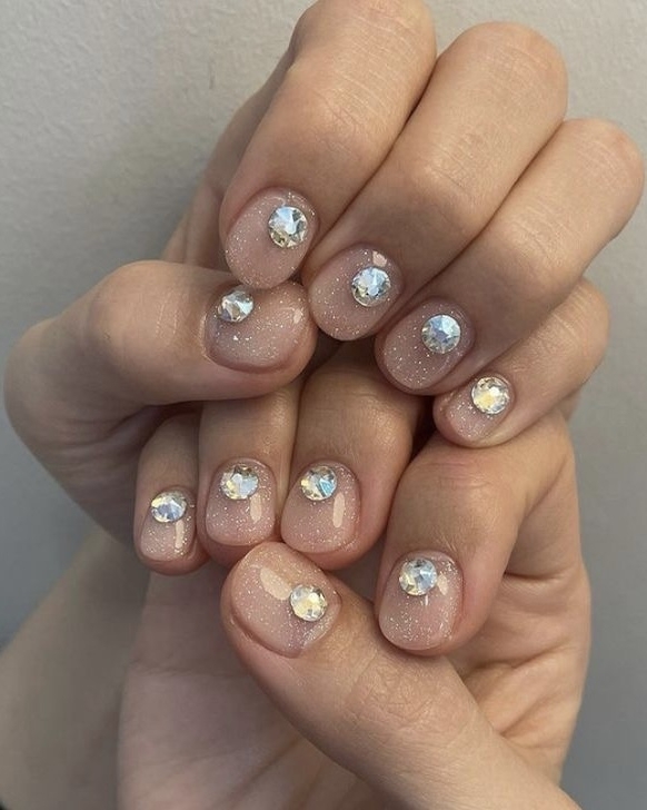 Какой маникюр делать на Новый год 2023