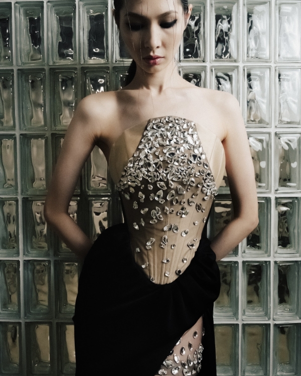 Акцентные кринолины, платья с камнями-леденцами и немного