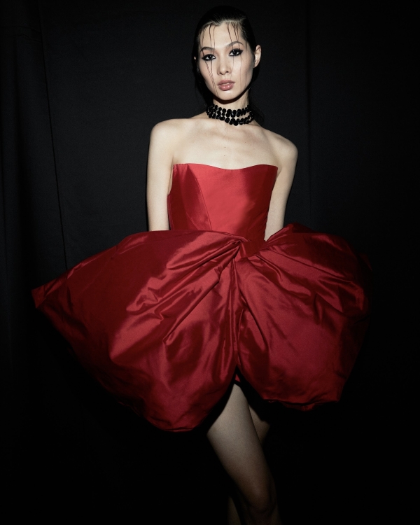 Акцентные кринолины, платья с камнями-леденцами и немного