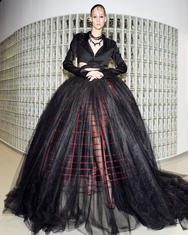 Акцентные кринолины, платья с камнями-леденцами и немного