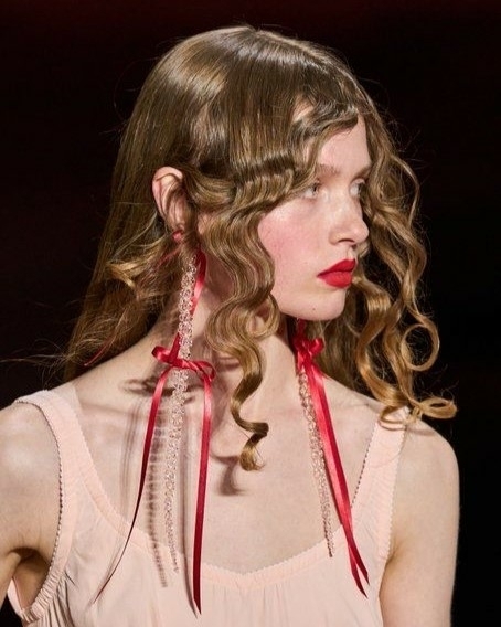 Банты в волосах — милый свадебный тренд,