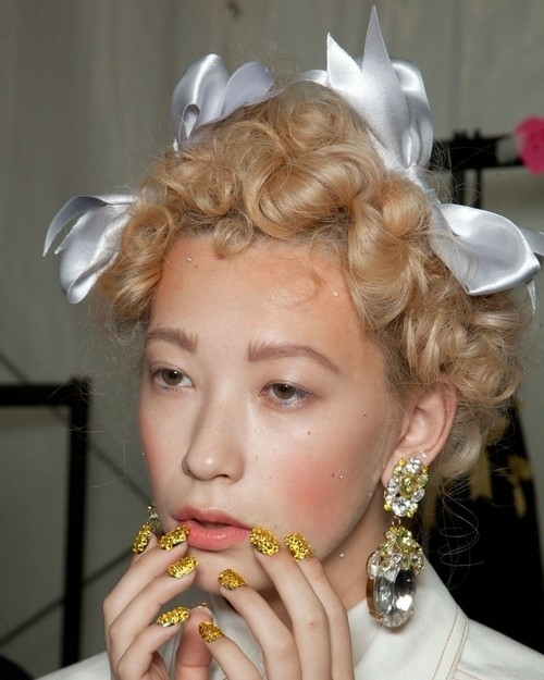 Банты в волосах — милый свадебный тренд,