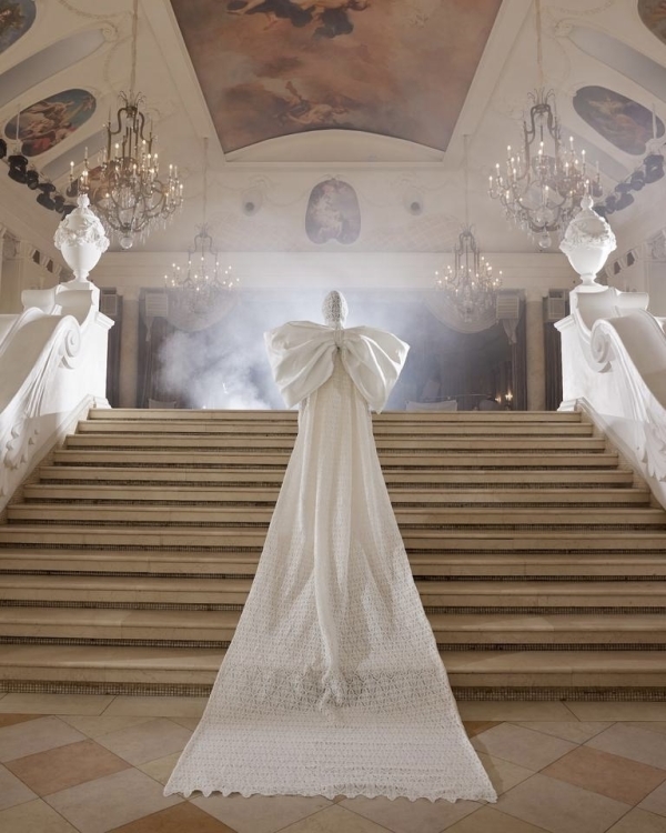 Готовь сани летом, а свадебный образ на