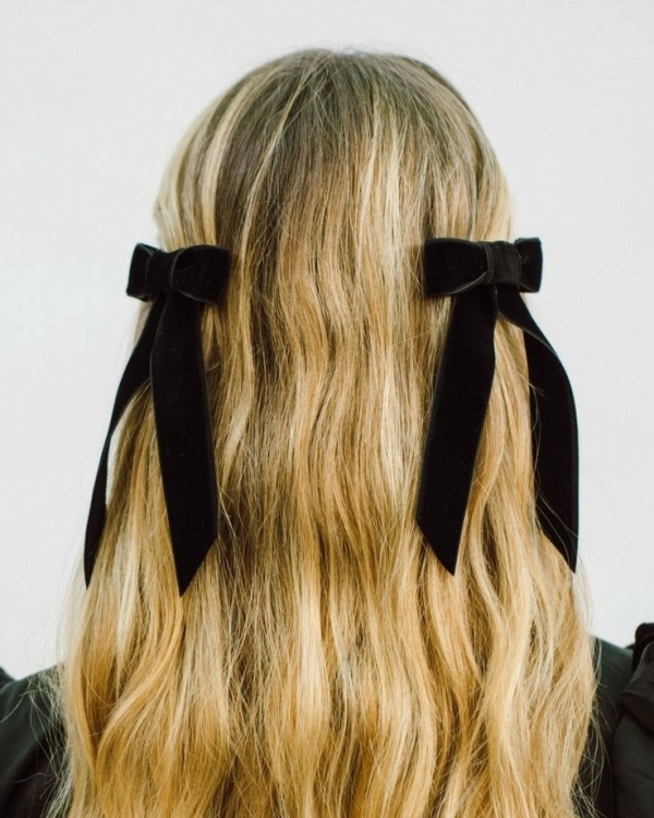 Банты в волосах — милый свадебный тренд,