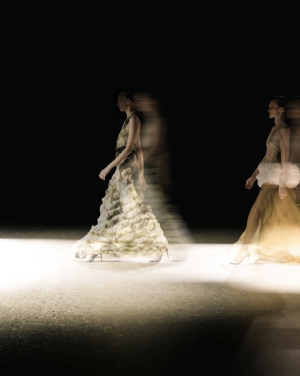 Акцентные кринолины, платья с камнями-леденцами и немного