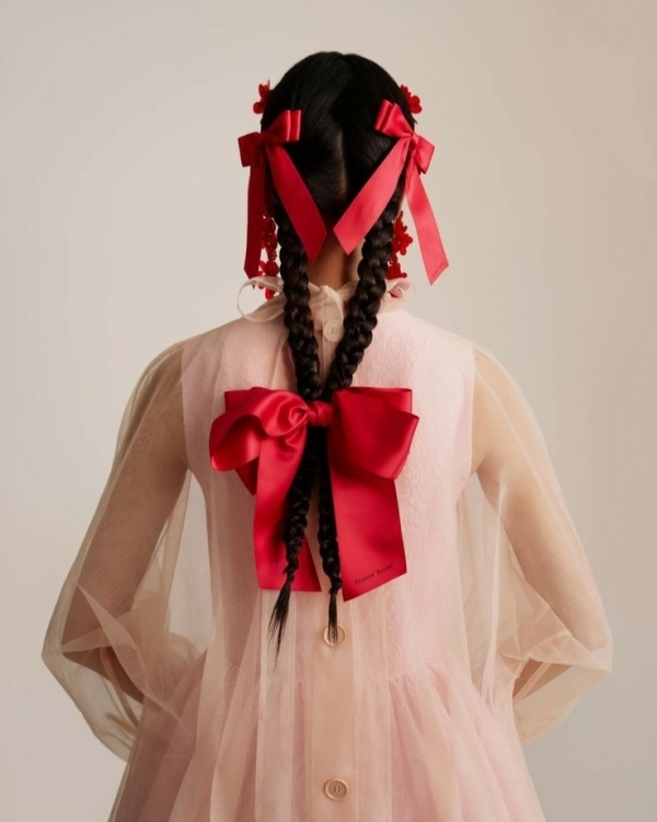 Банты в волосах — милый свадебный тренд,