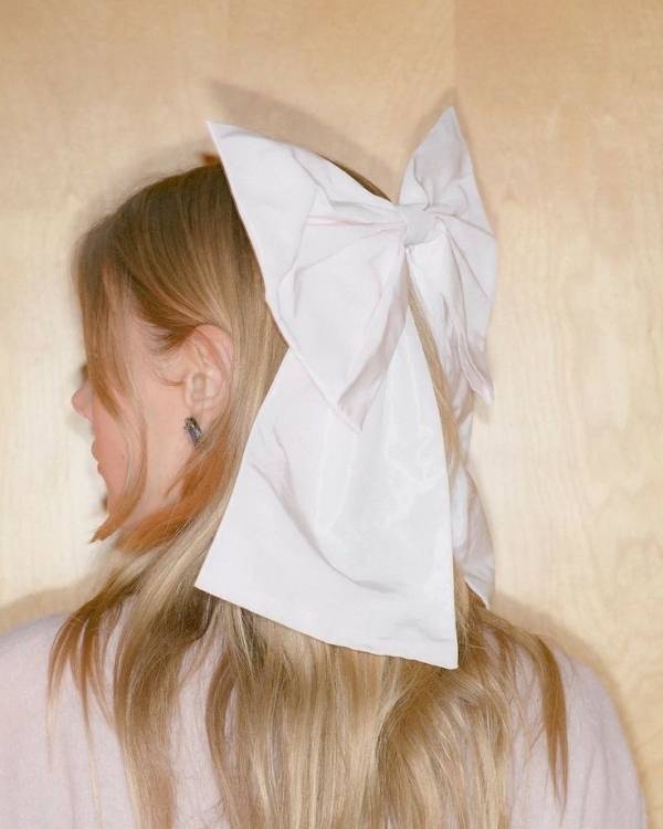 Банты в волосах — милый свадебный тренд,