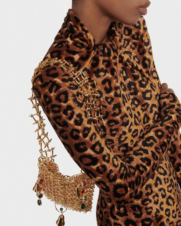 Готовь сани летом, а свадебный образ на