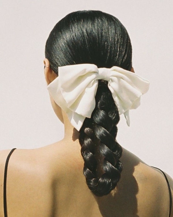 Банты в волосах — милый свадебный тренд,