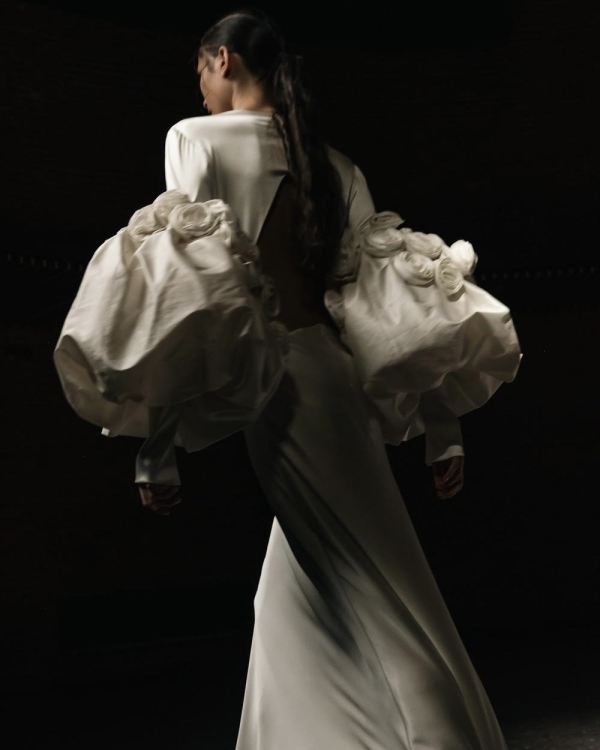 Акцентные кринолины, платья с камнями-леденцами и немного