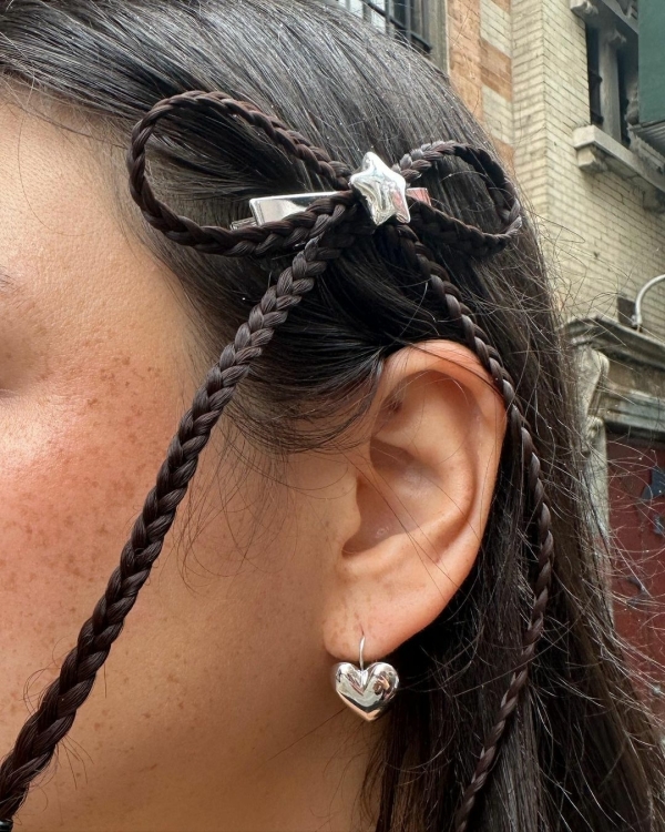 Банты в волосах — милый свадебный тренд,