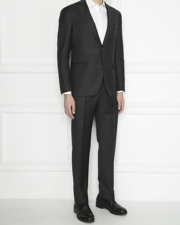 Где купить готовый мужской костюм: лучшие магазины