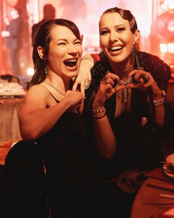 Внутри вечеринки по случаю дня рождения Ксении