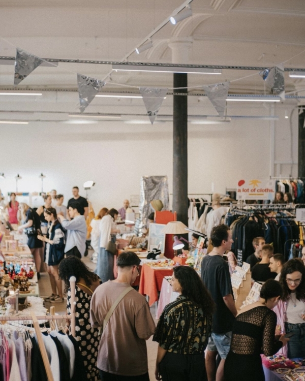 Дом вверх дном в Powerhouse, открытие катка