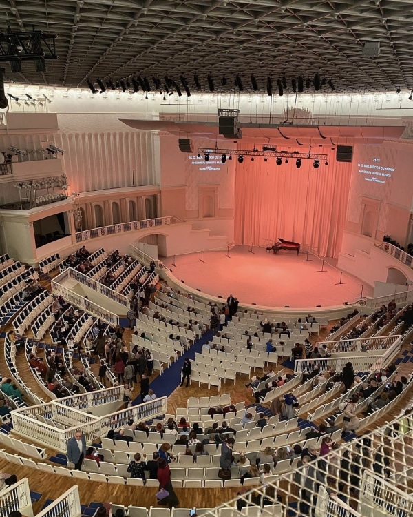 Дом вверх дном в Powerhouse, открытие катка