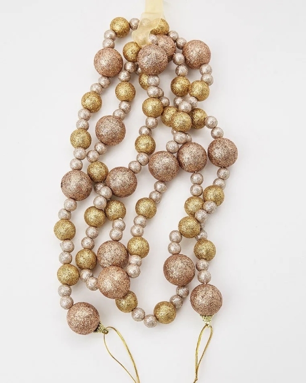 Как украсить елку на Новый год 2025?