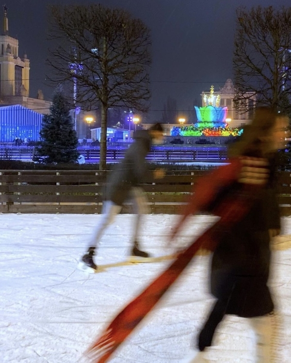 Дом вверх дном в Powerhouse, открытие катка