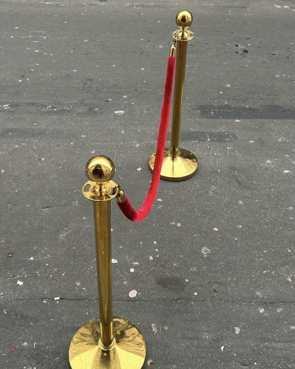 Дом вверх дном в Powerhouse, открытие катка