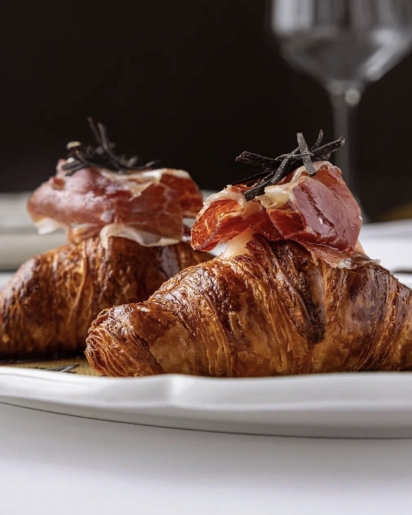 Дом вверх дном в Powerhouse, открытие катка