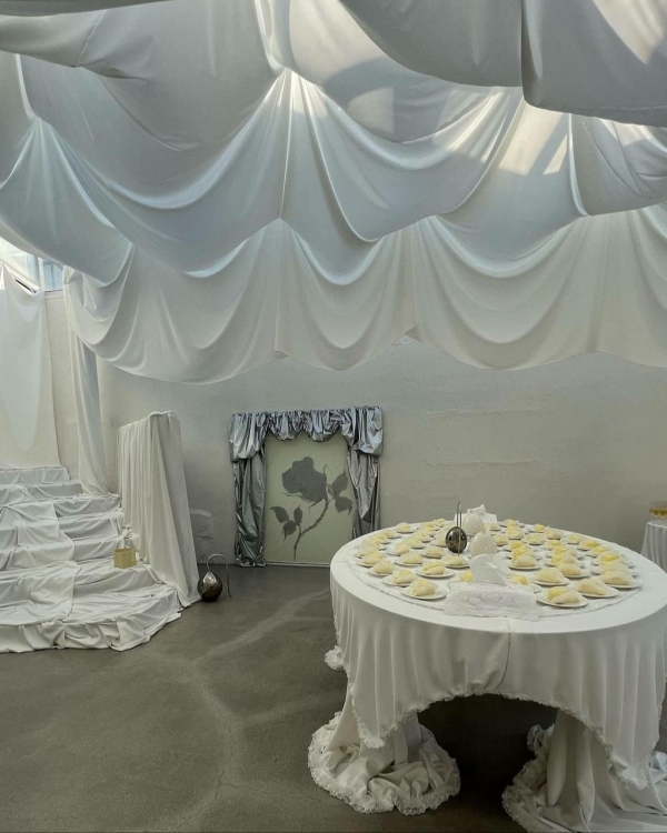 Металлик, объемы и отсутствие тарелок. Тренды зимнего