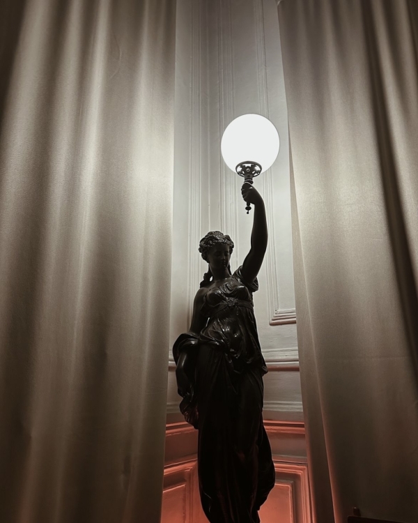 Дом вверх дном в Powerhouse, открытие катка