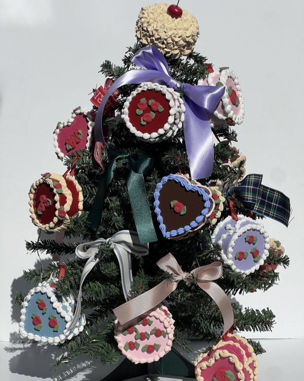 Как украсить елку на Новый год 2025?