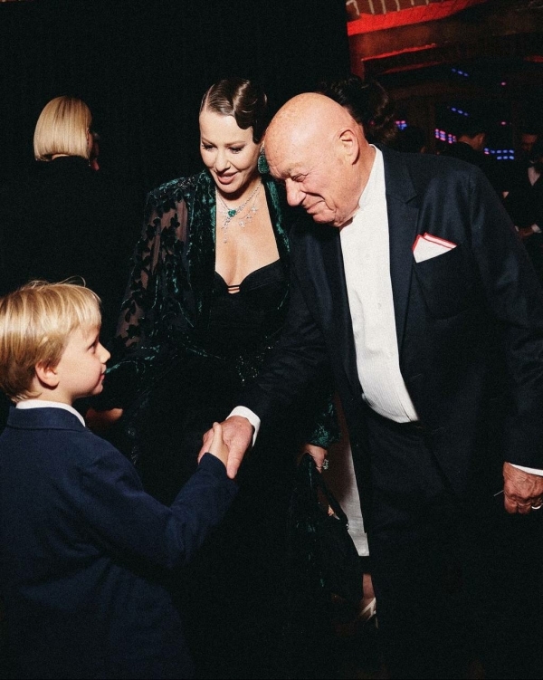 Внутри вечеринки по случаю дня рождения Ксении