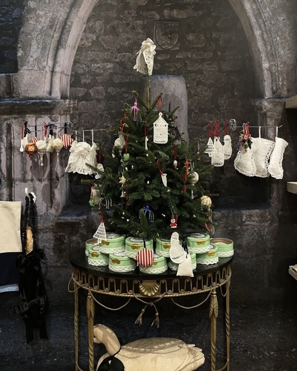 Как украсить елку на Новый год 2025?