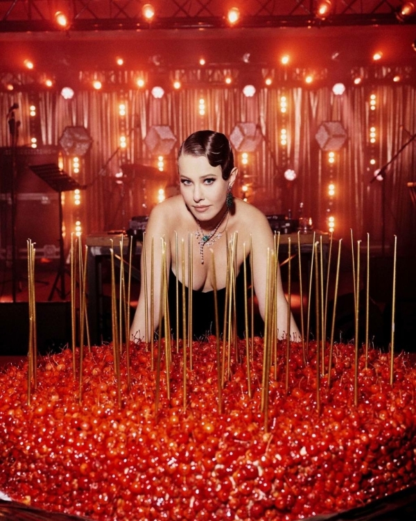 Внутри вечеринки по случаю дня рождения Ксении