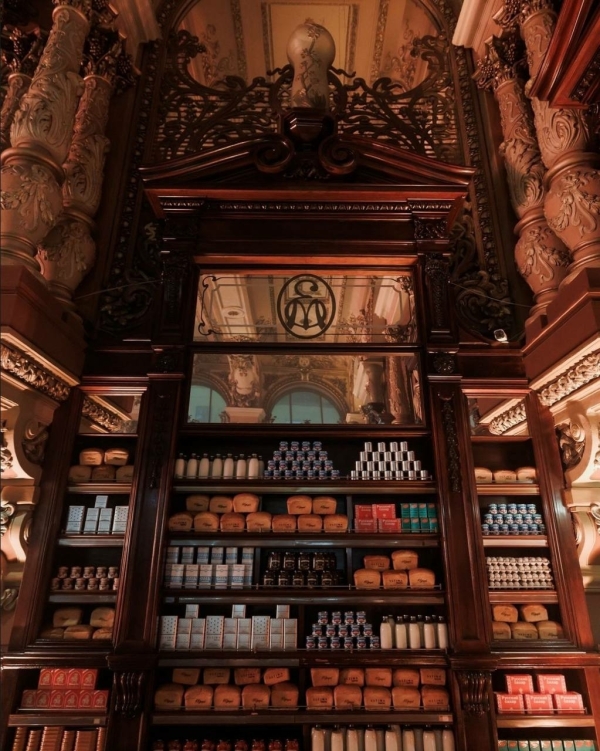 Закрытый гастроном «Елисеевский» открыл свои двери —