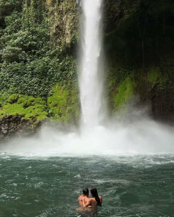 Инфлюенсеры Снежана Мнацаканян и Артем Воробьев помолвлены