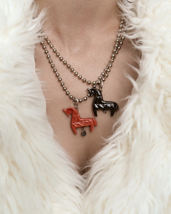 На коне: стильные аксессуары с символом 2026