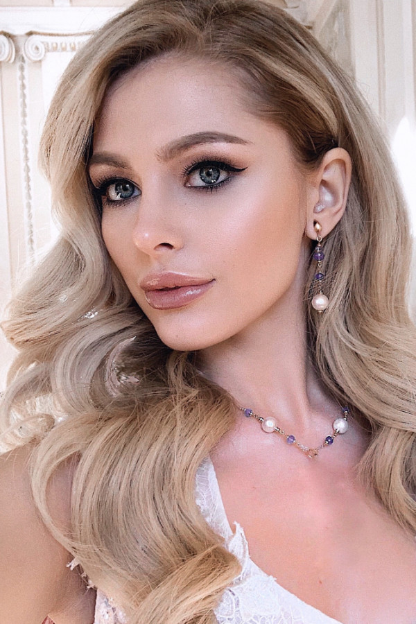 Стрелки — беспроигрышный вариант для свадебного макияжа