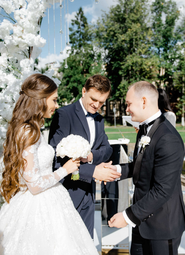 Белоснежная свадьба на берегу озера
