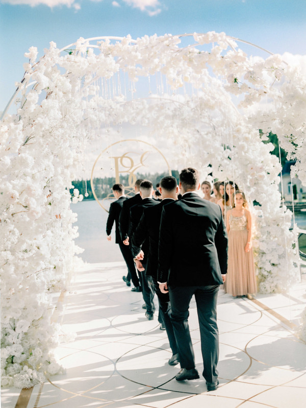 Белоснежная свадьба на берегу озера