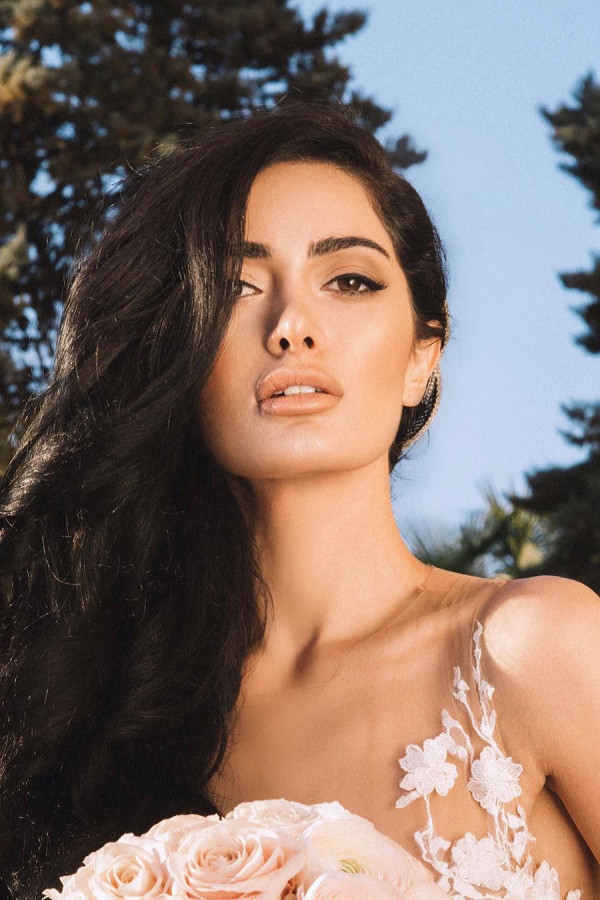 Стрелки — беспроигрышный вариант для свадебного макияжа